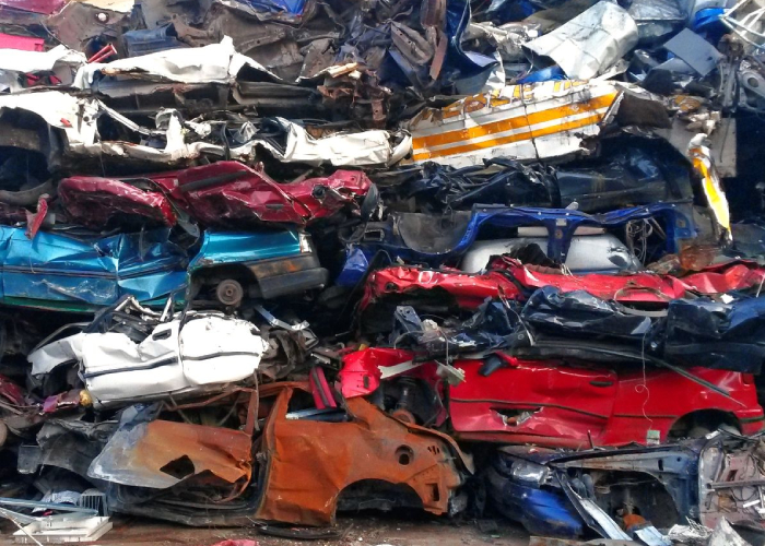 Épaves de voitures compactées pour recyclage