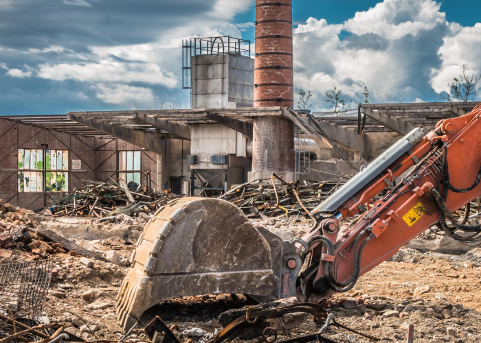 Chantier de démolition industrielle avec engin de travaux