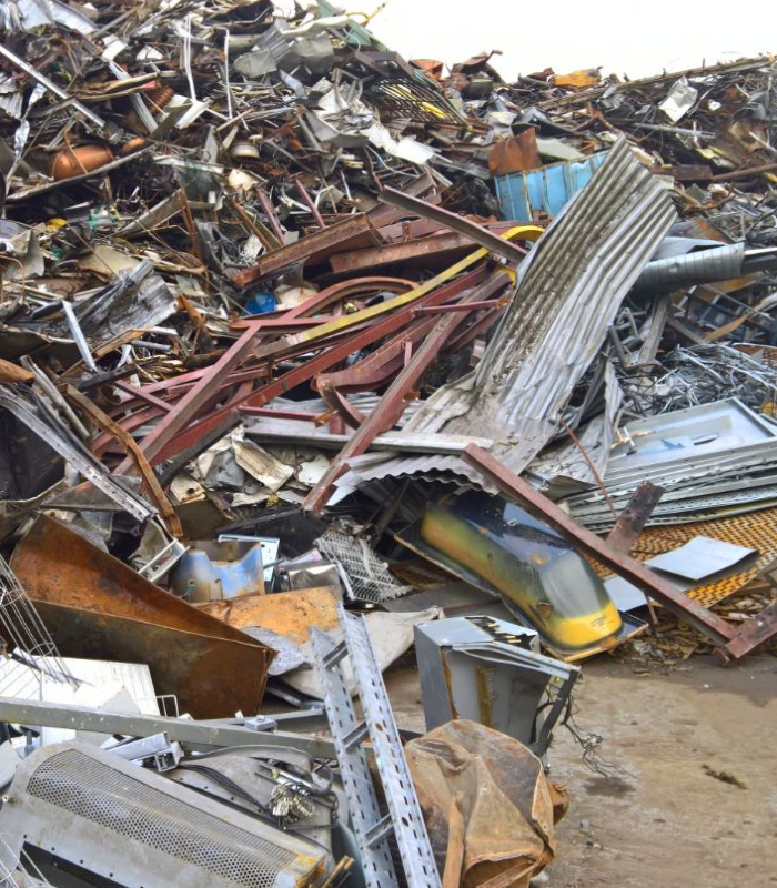 Tas de fers et métaux destinés à la collecte et au recyclage par Llau Jean-Jacques