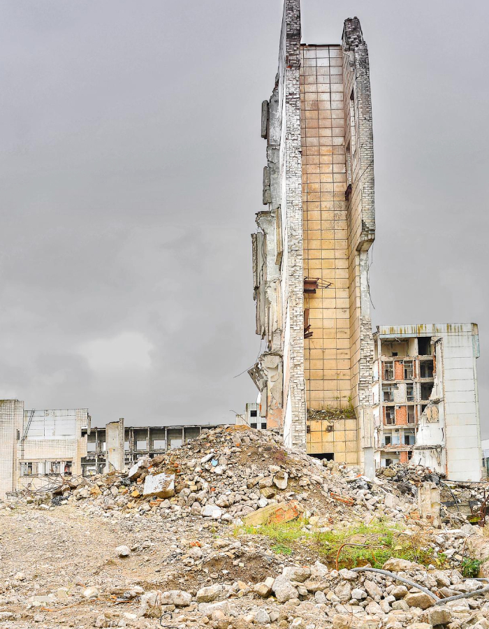 Chantier de démolition industrielle avec bâtiment partiellement déconstruit